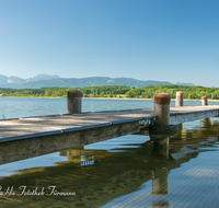 fileadmin/roha/images_galerie/orte_landschaft/Petting/WAG-SEE-KUEHN-0002-D-roha-Waginger-See-Kuehnhausen-Petting-Steg-Hochstaufen-Zwiesel-Teisenberg.png