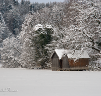 fileadmin/roha/images_galerie/orte_landschaft/Anger/Hoeglwoerth/AN-HOE-WIN-0101-D-roha-Anger-Hoeglwoerth-Stadel-Winter-See.png