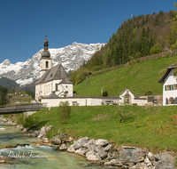 fileadmin/roha/images_galerie/orte_landschaft/Berchtesgaden/Ramsau/BGD-RA-0027-D-roha-Berchtesgaden-Ramsau-Kirche-Zwiebelturm-Reiter-Alpe-Ramsauer-Ache-Wasser-Steg.png