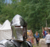 fileadmin/roha/images_galerie/brauchtum/Ritter-Mittelalter/BR-MITTELALT-PID-2016-1758-04-D-roha-Brauchtum-Mittelalterfest-Piding-Schloss-Staufeneck-Ritter-Ruestung-Maske.png