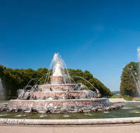 fileadmin/roha/images_galerie/architektur-Haeuser/CHIE-HERR-0021-D-roha-Chiemsee-Herrenchiemsee-Brunnen-Garten.png