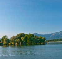 fileadmin/roha/images_galerie/orte_landschaft/Chiemsee/CHIE-KRAUT-0001-D-roha-Chiemsee-Krautinsel-Wasser-Berge-Kampenwand.png