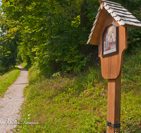 fileadmin/roha/images_galerie/kirche_religion/Berchtesgaden/Kunterweg-Rosenkranzweg/KKKM-BGD-RA-KU-0004-1-D-roha-Rosenkranzstation-Weg-Ramsau-Kunterweg-Berchtesgaden-Weg.png