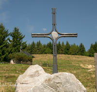 fileadmin/roha/images_galerie/kirche_religion/Teisendorf/Freidling-Berg-Stoisseralm/KKKM-TEIS-STOISS-0131-D-roha-Wegkreuz-Teisendorf-Anger-Stoisser-Alm-Kapelle.png