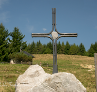 fileadmin/roha/images_galerie/kirche_religion/Teisendorf/Freidling-Berg-Stoisseralm/KKKM-TEIS-STOISS-0131-D-roha-Wegkreuz-Teisendorf-Anger-Stoisser-Alm-Kapelle.png