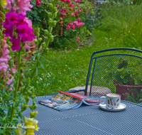 fileadmin/roha/images_galerie/Baum-natur-garten/Haus-Blumenschmuck-Deko/LANDA-GART-KAFFEET-0001-1-D-roha-Landart-Kaffee-Tisch-Garten-Terrasse.png