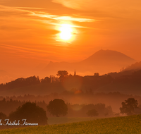 fileadmin/roha/images_galerie/stimmung-Sonne/Sonnenaufgang/SON-AU-STEINH-0022-D-roha-Sonnenaufgang-Anger-Steinhoegl-Kirche-Sonne-Gaisberg.png