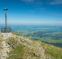 fileadmin/roha/images_galerie/orte_landschaft/Bergen/BERG-HOCHF-0001-02-D-roha-Bergen-Hochfelln-Gipfel-Kreuz-Chiemsee.png