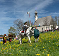 fileadmin/roha/images_galerie/brauchtum/Leonhardiritt/Traunstein-Georgiritt/BR-PFRI-TRAUNST-2019-1054-03-D-roha-Brauchtum-Pferdeumritt-Georgiritt-Traunstein-Ettendorfer-Kircherl.png