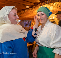 fileadmin/roha/images_galerie/orte_landschaft/Bad_Reichenhall_-_Stallweihnacht/BR-WEIH-STALL-PRO-2019-0912-1732-01-D-roha-Brauchtum-Stall-Weihnacht-Probe-Garderobe-Bad-Reichenhall.png