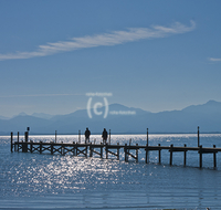 fileadmin/roha/images_galerie/orte_landschaft/Seeon-Seebruck/CHIE-STEG-0009-D-roha-Chiemsee-Steg-Malerwinkel-Wanderer-Stimmung-Gegenlicht.jpg