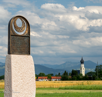 fileadmin/roha/images_galerie/kirche_religion/Ainring/KKKM-AINR-FRZ-02-07-D-roha-Stelen-Franziskus-Weg-Sonnengesang-Universum.png