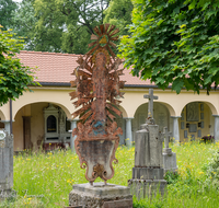 fileadmin/roha/images_galerie/orte_landschaft/Laufen/Klosterfriedhof/LAUF-KAPUZ-KI-0023-D-roha-Laufen-Kapuzinerkloster-Friedhof-Blumenwiese.png