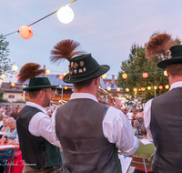 fileadmin/roha/images_galerie/orte_landschaft/Piding/Piding-Feste-Theater-usw/PID-LEU-BR-2019-2101-D-roha-Piding-Leuchtbrunnenfest-Musikkapelle-Petersplatz.png