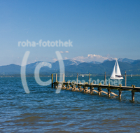 fileadmin/roha/images_galerie/orte_landschaft/Seeon-Seebruck/SEEBR-CHIE-STEG-0014-D-roha-Seebruck-Chiemsee-Malerwinkel-Steg-Segeln.jpg