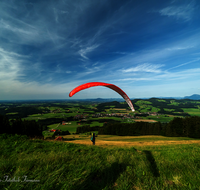 fileadmin/roha/images_galerie/orte_landschaft/Anger/Anger/AN-PAN-FUER-GL-0100-01-D-roha-Anger-Panorama-Fuermann-Alm-Gleitschirm-Flieger.png