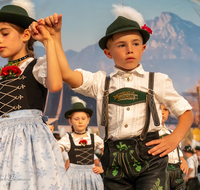 fileadmin/roha/Gautrachtenfest/Bilderglalerie/Gaufest-2023/Gauheimatabend/BR-GAUFEST-TEIS-2023-1-1914-04-D-roha-Tracht-Gaufest-Teisendorf.png