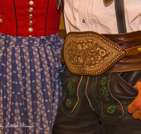 fileadmin/roha/images_galerie/brauchtum/Tracht/Details/BR-TRACH-DETAIL-RANZ-0003-D-roha-Brauchtum-Tracht-Ranzen-Dirndl-Kleid-Lederhose-Federkiel-Stickerei.png