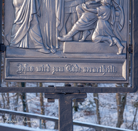 fileadmin/roha/images_galerie/kirche_religion/Ainring-Kreuzweg/KKKM-AINR-KR-01-0007-22-D-roha-Kreuzweg-Ainring-Kirche-Heckenrose-Winter-Schnee-I-Station.png