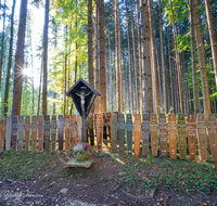 fileadmin/roha/images_galerie/kirche_religion/Teisendorf/KKKM-TEIS-WEG-WALD-0052-D-roha-Wegkreuz-Totenbretter-Wald-Weg-Teisendorf.png