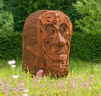 fileadmin/roha/images_galerie/dies_das/Kunst/LANDA-KUNST-0009-D-roha-Landart-Kunst-Eisen-Rost-Gesicht-Kopf-Garten-Blumenwiese.png