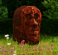 fileadmin/roha/images_galerie/dies_das/Kunst/LANDA-KUNST-0009-D-roha-Landart-Kunst-Eisen-Rost-Gesicht-Kopf-Garten-Blumenwiese.png