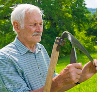 fileadmin/roha/images_galerie/Landwirtschaft/LANDW-HAND-SENS-0088-D-roha-Landwirtschaft-Handarbeit-Sense-Bauer-Blumenwiese-wetzen.png