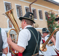 fileadmin/roha/images_galerie/musik/Blasmusik/Anger_-_Aufham/MU-BLA-ANG-BERG-STA-2018-1954-02-D-roha-Musik-Blasmusik-Musikkapelle-Anger-Bergschuetzen-Dorfplatz-Standkonzert.png