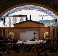 fileadmin/roha/images_galerie/orte_landschaft/Oberammergau/Passion/OBERA-PASS-GELUEBD-2009-1015-01-D-roha-Oberammergau-Passion-Geluebde.png