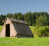 fileadmin/roha/images_galerie/orte_landschaft/Teisendorf/Neukirchen/TEI-NEUK-KOEHL-0008-01-D-roha-Neukirchen-Kohlenmeiler-Rindenhuette-Brauchtum.png