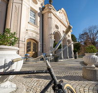 fileadmin/roha/images_galerie/orte_landschaft/Bad_Reichenhall/BAD-REI-KURH-0018-D-roha-Bad-Reichenhall-Altes-Kurhaus-Fahrrad.png