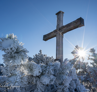 fileadmin/roha/images_galerie/kirche_religion/Berchtesgaden/KKKM-BGD-ROSS-WI-0006-D-roha-Gipfelkreuz-Berchtesgaden-Winter-Schnee-Hoher-Goell.png