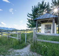 fileadmin/roha/images_galerie/orte_landschaft/Stoisser-Alm/KKKM-TEIS-STOISS-0039-D-roha-Kapelle-Stoisser-Alm-Maria-Teisenberg-Sonne.png