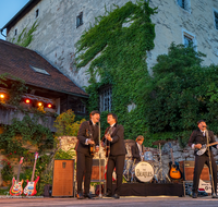 fileadmin/roha/images_galerie/orte_landschaft/Laufen/Theater-Salzachhalle-Salzachfestspiele/LAUF-TRIEB-BEAT-2023-2057-01-D-roha-Laufen-Triebenbach-Salzachfestspiele-Beatles.png