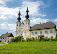 fileadmin/roha/images_galerie/orte_landschaft/Oberndorf_-_Oesterreich/OBERND-MAR-BUEH-0005-D-roha-Oberndorf-Maria-Buehel-Wallfahrtsort-Blumenwiese-Kirche.png