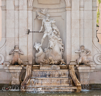 fileadmin/roha/images_galerie/orte_landschaft/Salzburg/Residenz-Kapitel-Mozartplatz/SA-KAPIT-0002-D-roha-Salzburg-Kapitelschwemme-Neptun-Brunnen.png