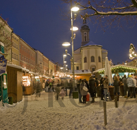 fileadmin/roha/images_galerie/brauchtum/Weihnachten/Christkindlmarkt-Traunstein/TRAUN-CHRIST-MARKT-0003-D-roha-Traunstein-Christkindlmarkt-Stadtplatz-Weihnachten-Schnee.jpg