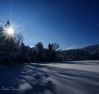 fileadmin/roha/images_galerie/orte_landschaft/Anger/Hoeglwoerth/AN-HOE-WIN-0002-0-1-D-roha-Anger-Hoeglwoerth-See-Winter-Schnee-Sonne.png