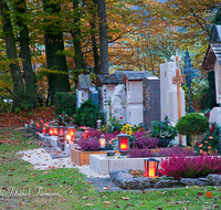 fileadmin/roha/images_galerie/brauchtum/Allerheiligen/BR-ALLERH-0015-D-roha-Brauchtum-Allerheiligen-Waldfriedhof-Anger-Kerze-Licht-Grabstein.png