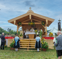 fileadmin/roha/Gautrachtenfest/Bilderglalerie/Gaufest-2023/Festsonntag/BR-GAUFEST-TEIS-2023-3-1019-03-D-M-roha-Tracht-Gaufest-Teisendorf.png