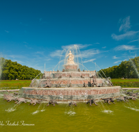 fileadmin/roha/images_galerie/orte_landschaft/Chiemsee/CHIE-HERR-0031-D-roha-Chiemsee-Herrenchiemsee-Brunnen-Garten-Schloss.png