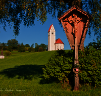 fileadmin/roha/images_galerie/orte_landschaft/Frasdorf/FRAS-GREIM-0004-D-roha-Frasdorf-Greimelberg-Kirche-St-Florian-Chiemgau-Wegkreuz.png