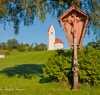 fileadmin/roha/images_galerie/orte_landschaft/Frasdorf/FRAS-GREIM-0004-D-roha-Frasdorf-Greimelberg-Kirche-St-Florian-Chiemgau-Wegkreuz.png