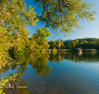 fileadmin/roha/images_galerie/orte_landschaft/Anger/Hoeglwoerth/AN-HOE-0054-8-2-1-D-roha-Anger-Hoeglwoerth-See-Wasser-Huette-Herbst.png