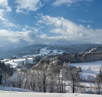 fileadmin/roha/images_galerie/orte_landschaft/Anger/Hoeglwoerth/AN-HOE-PAN-WIN-0010-03-D-roha-Anger-Hoeglwoerth-Panorama-Winter-Hochstaufen-Zwiesel.png