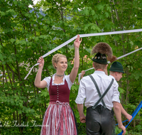 fileadmin/roha/images_galerie/brauchtum/Tracht/BR-TRACH-AUFH-20180501-1606-01-D-roha-Brauchtum-Tracht-Anger-Aufham-Bandltanz.png