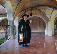 fileadmin/roha/images_galerie/orte_landschaft/Laufen/LAUF-NACHTW-01-2029-D-roha-Laufen-Nachtwaechter-Kreuzgang-Stiftskirche.png