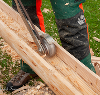 fileadmin/roha/images_galerie/arbeit_technik/Handwerk/AN-DORFF-HOLZ-0001-1251-D-roha-Anger-Holzhauerverein-Dachrinne-Dorffest.png