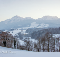 fileadmin/roha/images_galerie/orte_landschaft/Anger/Hoeglwoerth/AN-HOE-PAN-WIN-0005-D-roha-Anger-Hoeglwoerth-Panorama-Winter-Hochstaufen.png