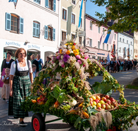 fileadmin/roha/images_galerie/brauchtum/Erntedank-Drischleg/BR-ERNTED-2016-1104-01-D-roha-Brauchtum-Erntedank-Teisendorf-Prozession-Marktstrasse.png